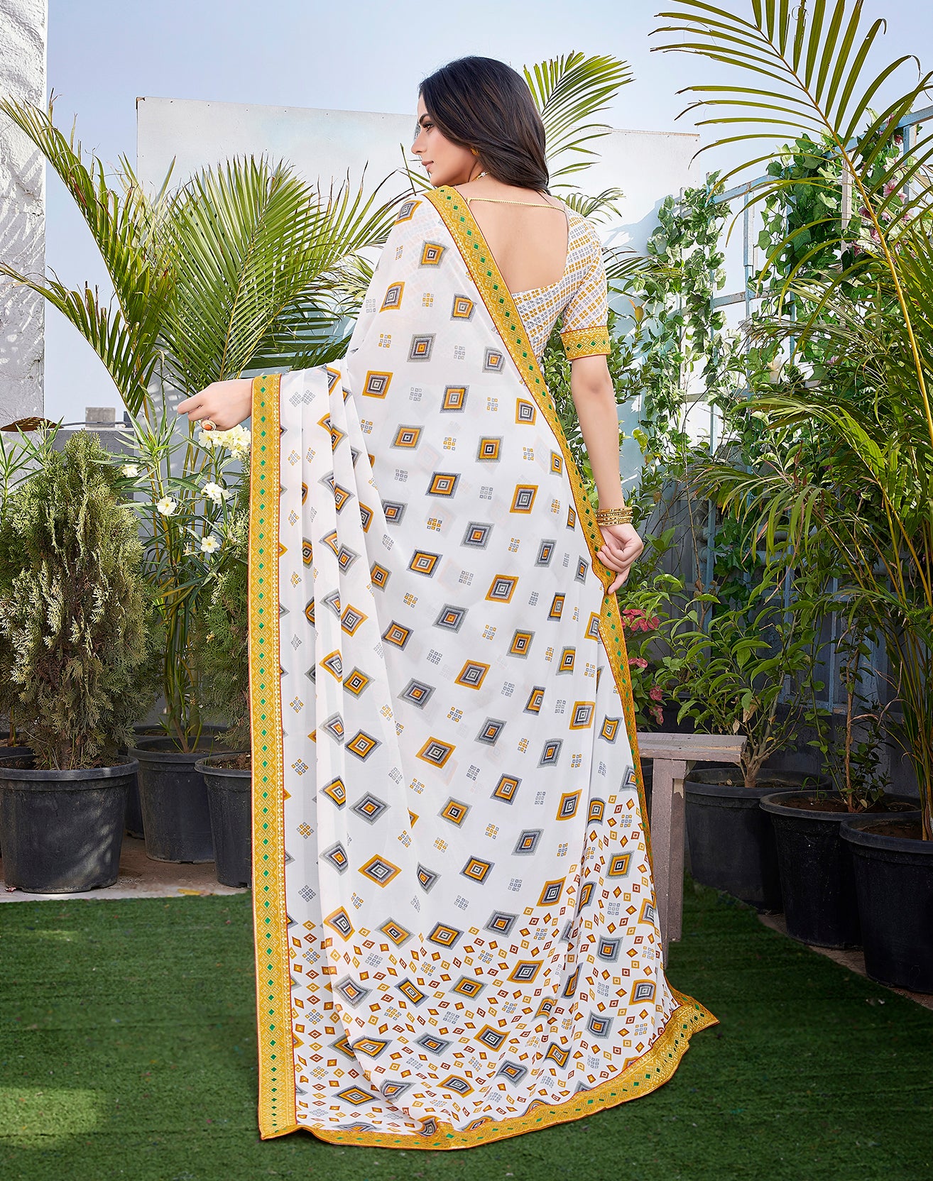 Supikart Elegant Georgette Saree with Blouse Piece